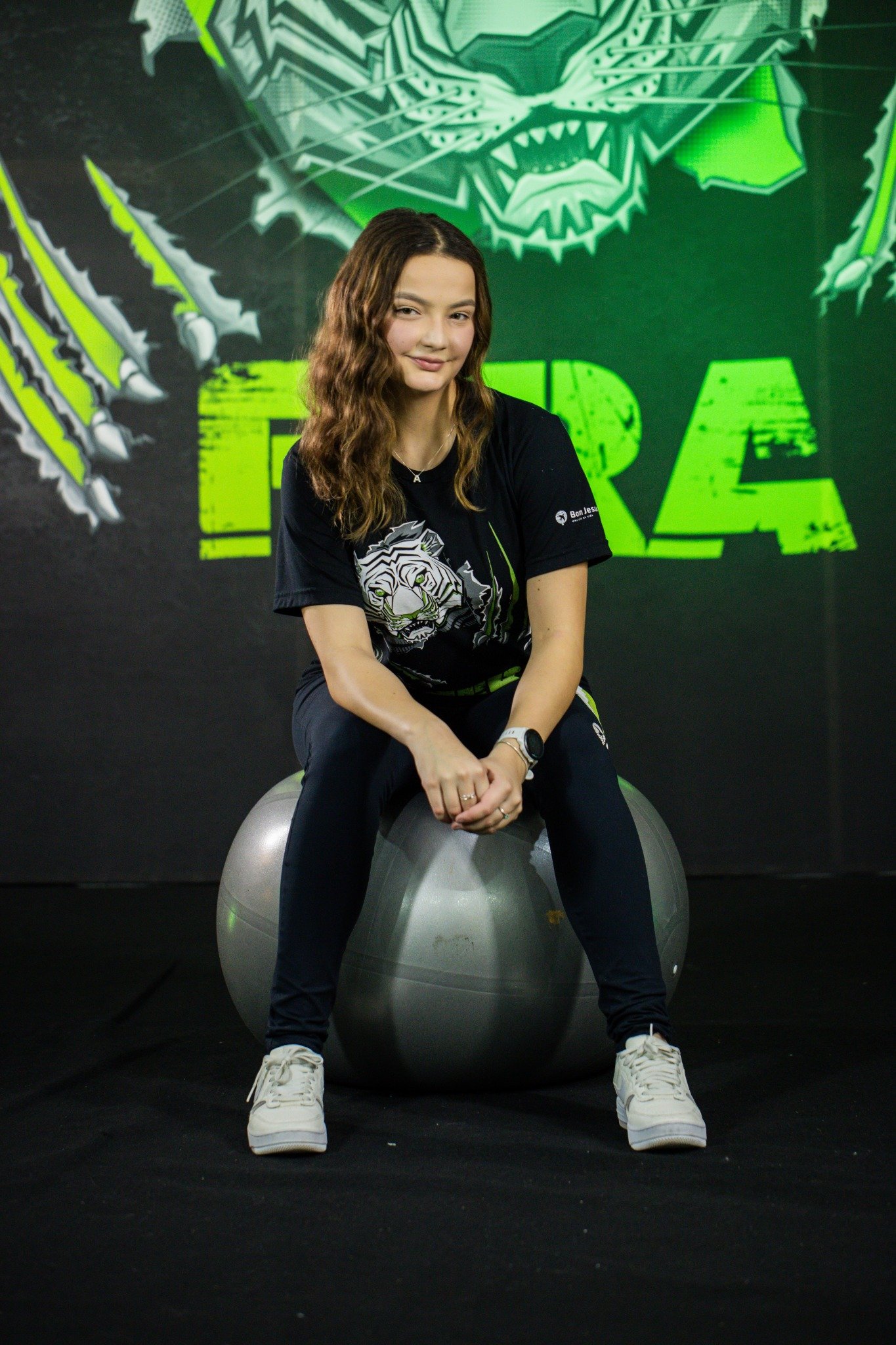 Retrato jovem com uniforme esportivo durante ensaio